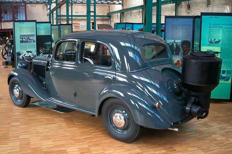 Auch andere interessante Mercedes-Benz-Modelle hat das Museum zu bieten. Beispielsweise diesen 170er, dessen Motor mithilfe einer Gasanlage im Zweiten Weltkrieg mangels Sprit mit Holz, Kohle und Torf befeuert wurde. Der Fahrer musste eine Stunde lang vorheizen und nach 50 Kilometern aus einem Vorratssack „nachtanken“.  (Foto: Automuseum Dr. Carl Benz)