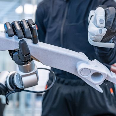 BMW Group Werk Landshut entwickelt Software für humanoide Robotik in der Komponentenfertigung. (Bild: BMW)