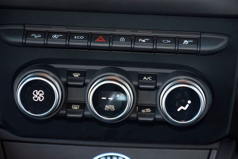 Die Einstellung der Ausströmer gelingt nur mit direktem Blickkontakt. Die Direktzugriffschalter sind sehr klein ausgefallen, besonders der Warnblinkschalter sollte prominenter plaziert werden. (Holz / »kfz-betrieb«)