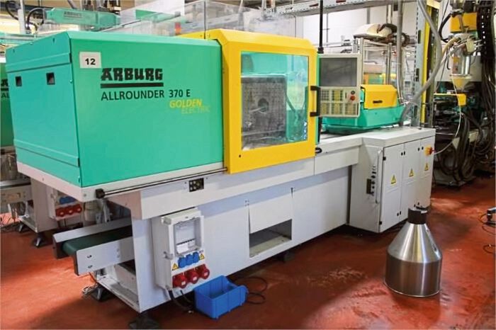 Gleich drei Spritzgießmaschinen vom Typ Arburg-Allrounder 370E Golden Electric kommen bei HT unter den Hammer. Auch ihre Schließkraft liegt bei 600 Kilonewton. Baujahr 2017. (Bild: HT)
