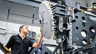 Die Mitarbeiter des DMG-Mori-Seiki-Konzerns haben derzeit gut zu tun: Dirk Ziegler, Montageschlosser bei der Deckel Maho Seebach GmbH, montiert den Werkzeugwechsler einer Milltap 700. (Bild: DMG Mori Seiki)