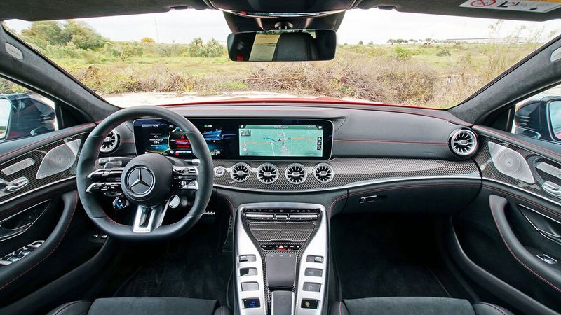 Neben Komponenten der E-Klasse finden sich Elemente aus dem zweitürigen GT. (Bild: Autoren-Union Mobilität/Matthias Knödler)