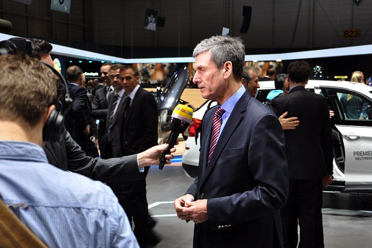 Und wo eine Kamera ist, ist für gewöhnlich auch dieser Herr nicht weit: Prof. Ferdinand Dudenhöffer. (Foto: Wehner)