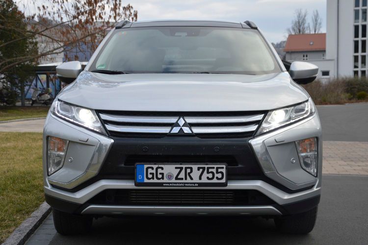 Der Mitsubishi Eclipse Cross ist das erste neue Auto für den deutschen Importeur seit dem Space Star. In Japan ist das Modell bereits seit 2012 auf dem Markt. Zum Start ist der Eclipse Cross ausschließlich mit dem 1,5-Liter-Turbobenziner erhältlich. (Bild: Schreiner/»kfz-betrieb«)