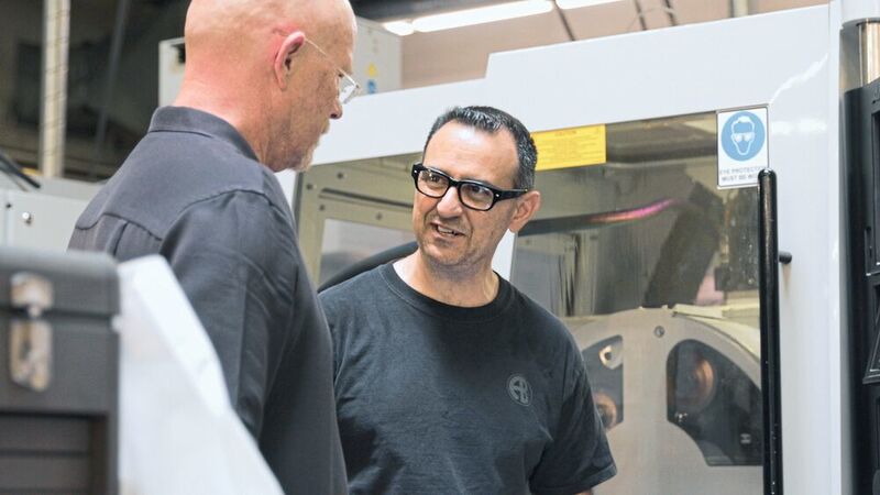 Jonathon Baker (links), Präsident von AB Tools, und Alfred Lyon (rechts), Shop Supervisor und Schleifmaschinenexperte bei AB Tools, sind überzeugt von der Anca-Technologie.  (Anca)
