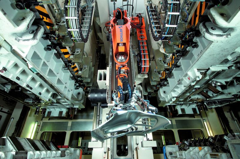 Bild 4: Auch die Crossbar Feeder, die die Pressenlinien automatisieren, sind mit hochdynamischen Elektromotoren von Oswald bestückt. (Bild: Schuler)