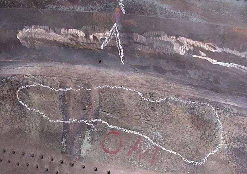 Bild 5: Durch das Anströmens des Heißgasstrahl kann es zu Deformationen und Materialverbrennungen kommen. (Bild: TÜV Rheinland)