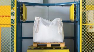 Die Einheit befindet sich in einem frei stehenden Stützrahmen mit zwei Hydraulikkolben sowie einer Scherenhebebühne. (Flexicon)