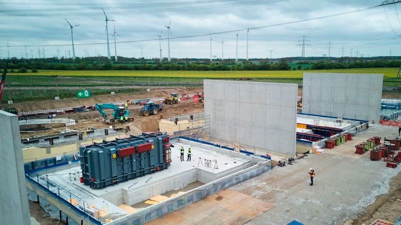 Blick auf die Baustelle in Wustermark: Der Standort soll ausschließlich mit zertifizierter erneuerbarer Energie betrieben werden.(Bild:  Virtus Data Centres)