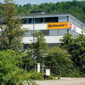 Continental Werk Weissbach: Aus Benecke-Kaliko und Hornschuch wird Continental: Das Technologieunternehmen nimmt Fahrt bei der Integration auf und nutzt künftig die starke Konzernmarke Continental zur Erschließung neuer Absatzmärkte für Oberflächenmaterialien sowie zum Ausbau der Bekanntheit in bestehenden Märkten.