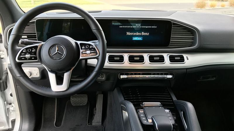 Bedienung: Die Ablenkungsgefahr zum Beispiel bei der Eingabe eine Ziels wird durch die sehr gute Spracherkennung von Mercedes-Benz deutlich verringert. (Rosenow/»kfz-betrieb«)