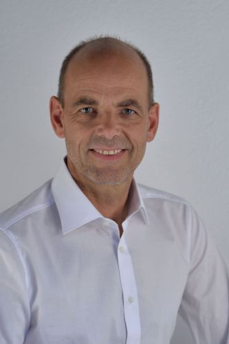 Trainer Christian Rahner berichtet über den aktuellen Stand der Endrohrprüfung bei der AU. (MAHA)