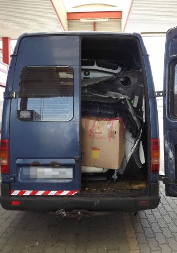 Durch Italien und Österreich sind die Diebe mit ihrer Fracht problemlos gekommen. Erst in Ungarn fiel der Inhalt an der Grenze auf. (Foto: Police.hu)