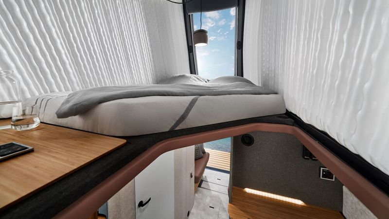 Unter dem Aufstelldach gibt es ein großzügiges Schlaf-Loft mit Längsdoppelbett und Ambientebeleuchtung. (Bild: Hymer)