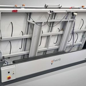 Die Kipp-Funktion erlaubt es dem Anwender, die Vakuumpresse nach der Nutzung um 75 Grad nach oben zu schwenken und so in eine platzsparende Position zu bringen. (Bild: Atmos Vakuumpressen)