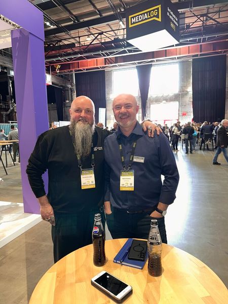 (l.) Patrick Schröder ist nun bei connectSignage und Martin Kostorz (ProDVX) findet es super. (Bild: Vogel IT-Medien GmbH)