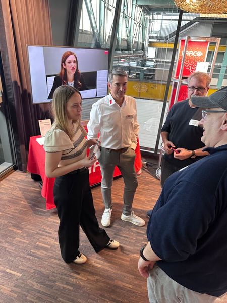 Sonja Roosemont und Jörg Aßmann (Barco) stellen sich sehr gerne jeder Frage. (Bild: Vogel IT-Medien GmbH)