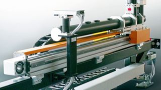 Die Linearachse TECRQ170 von Rollon erlaubt es, die Lasermess-Sensorik einer
Laserdickenmessanlage von Fagus-Grecon flexibel zu verfahren und genau zu positionieren. (Rollon)