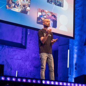 Shopware Co-CEO Sebastian Hamann bei der Keynote (Bild: Shopware)