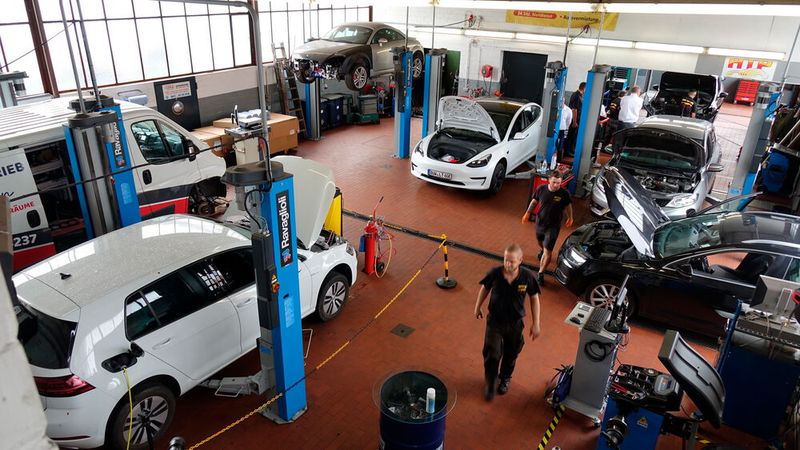 Die italienischen Wurzeln des Inhabers Roberto Parisi erkennt man nicht nur an seinem Namen, sondern auch an der Werkstattausrüstung: Hebe- und Prüftechnik stammen von südlich der Alpen und sind kompetent gewählt – bis hin zu auch für historische Fahrzeuge geeigneten Hebebühnen. Paradiesische Zustände auch bei den Spezialwerkzeugen: Vermutlich gibt es nichts, was bei ATP Autoservice nicht zur Verfügung steht. (Bild: Schreiner – VCG)