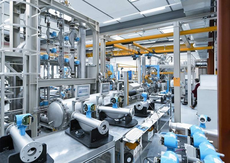 Die neue Produktions-Kalibrieranlage „PremiumCal“ der Endress+Hauser Flowtec in Reinach (Schweiz) setzt weltweit Maßstäbe. Die Messunsicherheit beträgt maximal ±0,015% vom Bezugswert – ein internationaler Spitzenwert. Damit können Coriolis-Durchfluss-Messgeräte des Typs Promass F auf ±0,05% genau kalibriert werden.  (Bild: Endress+Hauser)