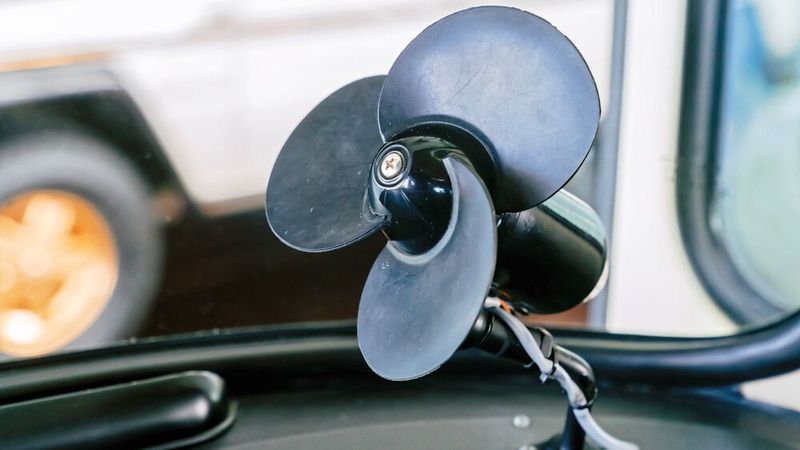 Standardmäßig besaßen Busse seinerzeit noch keine Klimaanlage. Fahrer und Passagiere mussten sich mit so etwas behelfen. (Bild:  Mercedes-Benz AG)