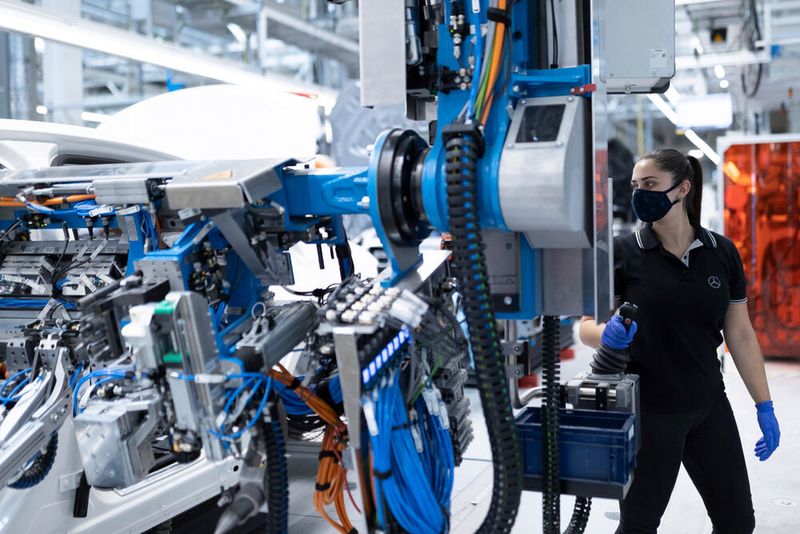 Auf nur einer Ebene können in der Factory 56 alle Montageschritte für Fahrzeuge verschiedener Aufbauformen und Antriebsarten erfolgen. (Bild: Mercedes Benz)