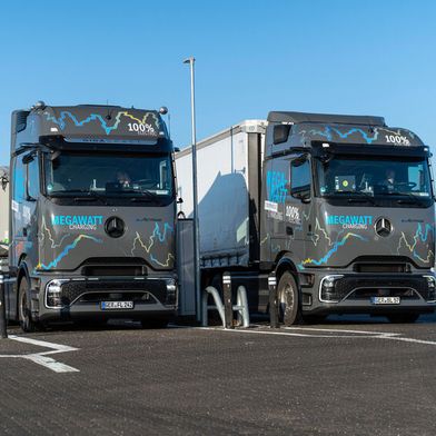 Wie praxistauglich ist MCS? Das will Mercedes-Benz Truck in Erfahrung bringen und lässt zwei seiner elektrischen Fernverkehrs-Lkw eActros 600 von Deutschland nach Schweden fahren.  (Bild: Daimler Truck)