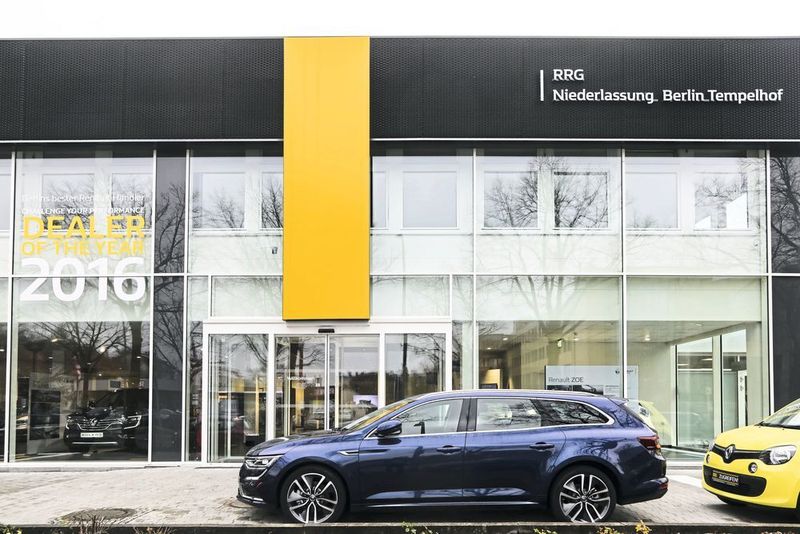 Eine Streckmetall-Attikaverkleidung läuft entlang der gesamten Länge des Schaufensters. (Renault)