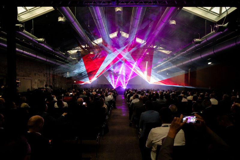 In der Halle, in der einst Dampflokomotiven gewartet wurden, fand auch die abschließende Andendveranstaltung statt ... (Bild: Michael Schwettmann)