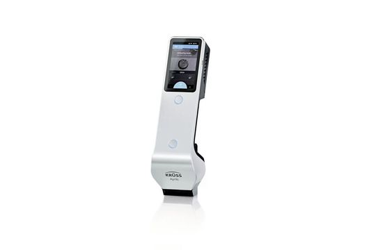Mit dem Handmessgerät Ayríís lassen sich Benetzungsprüfungen für die Qualitätskontrolle mit dem neuen 3D-Kontaktwinkel bestimmen. Mit dem Handmessgerät Ayríís lassen sich Benetzungsprüfungen für die Qualitätskontrolle mit dem neuen 3D-Kontaktwinkel bestimmen.