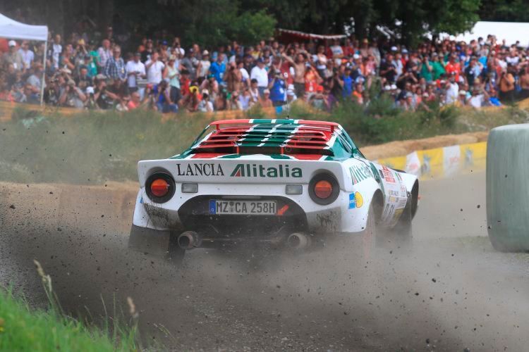 1971 stellte Lancia den Stratos HF mit dem Sechszylindermotor des Dino 246 GT vor.  Um Wartung und Reparaturen bei Renneinsätzen zu erleichtern, ist die gesamte Frontpartie nach vorn und die gesamte Heckpartie nach hinten aufklappbar. Gemäß dem FIA-Gruppe-Reglement, das mindestens 400 Einheiten eines Modells forderte, wurden nur circa 495 Stück produziert. (ERF)