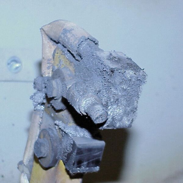 Auf Edelstahl haften Schweißspritzer nicht gut. Sollte es aber dennoch zur Verschmutzung kommen, lassen sich die robusten Sensoren mit aggressiven Mitteln und groben Werkzeugen reinigen, ohne dabei Schaden zu nehmen (Bild vor dem Reinigen) (Archiv: Vogel Business Media)