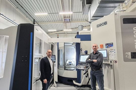 Iggy Rolando (Grob-Werke, links) und Twan Bussers (Jansen Machining Technology) neben einer der neuen Grob «G350»-Maschinen, die für die automatisierte Fertigung hochwertiger Präzisionsbauteile eingesetzt wird.(Bild:  Grob-Werke GmbH & Co. KG)
