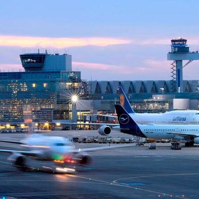 Vor allem internationale Drehkreuze wie der Flughafen Frankfurt stoßen in Spitzenzeiten an ihre Kapazitätsgrenzen. (Bild: Fraport AG)