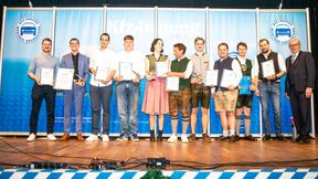 Im festlichen Ambiente des Löwenbräukellers in München hat die Kfz-Innung München-Oberbayern seinen Nachwuchs gefeiert: 346 Kfz-Mechatroniker wurden offiziell von den Pflichten ihrer Lehrzeit freigesprochen und in den Gesellenstand erhoben. Darüber hinaus wurden 49 Automobilkaufleute für den erfolgreichen Abschluss ihrer Ausbildung geehrt. Obermeister Johann Bader würdigte ihre Leistungen und betonte die große Bedeutung gut ausgebildeter Fachkräfte für die Zukunft des Kfz-Handwerks. Als Ehrengast nahm Franz Xaver Peteranderl, Präsident der Handwerkskammer für München und Oberbayern, an der Feier teil.  (Bild: Simon Schneider)