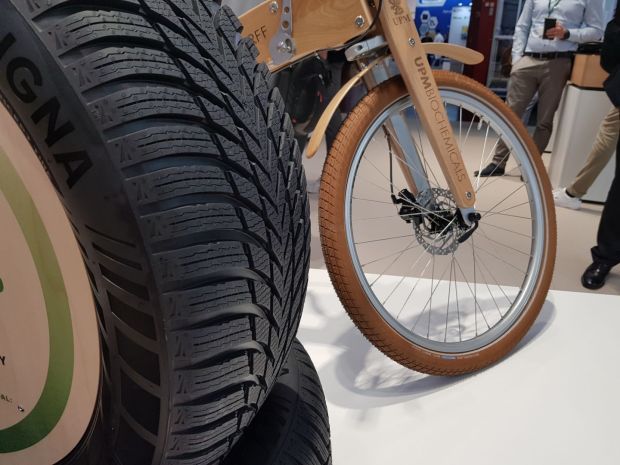 UPM Biochemicals und Nokian Tyres gaben wenige Tage vor der DKT bekannt, dass Nokian den ersten Reifen hergestellt hat, in dessen Seitenwand die erneuerbaren funktionalen Füllstoffe (RFF) von UPM eingesetzt sind. Dieser Reifen wurde auf dem Messestand von UPM präsentiert. Daneben ein Fahrrad, dessen Reifen und Schläuche ebenfalls vom Hersteller Schwalbe mit RFF verstärkt wurden. Beim Besuch des Messestandes von UPM stand und ging man auf den Füllstoffen des Unter­nehmens, denn diese waren von Atigo im Bodenbelag verarbeitet worden. Walzenbeläge, Schienbeinschoner, Dichtpro­file, Schläuche, Wischerblätter und viele weitere Produkte mehr wurden präsentiert. „Die gesamte Industrie ist in­teressiert an dem Füllstoff. Zahlreiche Partner haben RFF zwischenzeitlich geprüft und qualifiziert“, sagte Chris­tian Hübsch, Director Sales & Marketing bei UPM. In 2025 wird der Füllstoff im industriellen Maßstab verfügbar sein, denn die Bioraffinerie des Unternehmens soll Ende 2024 in Betrieb gehen. In Leuna wird aus dem Lignin der verarbeiteten Laubbäume RFF, zunächst in drei Korngrößen, produziert und aus dem im Holz enthaltenen Zucker erneuerbare Chemikalien hergestellt. (Bild: Redaktion)