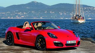Steig ein, ich mache Spaß! Der neue Boxster wiegt bis zu 35 Kilogramm weniger und leistet in der Topmotorisierung 315 PS – fünf mehr als sein Vorgänger. (Porsche)