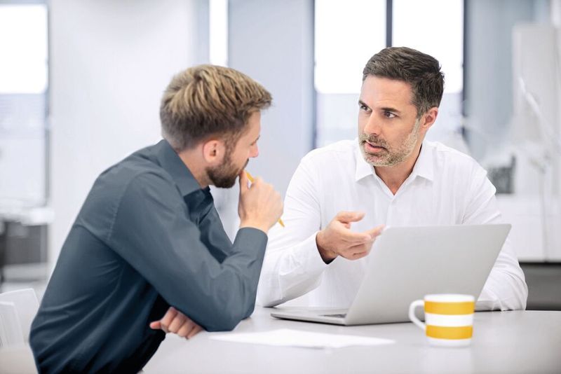 Bereits während der Konzeption, Entwicklung und Herstellung ihrer Produkte müssen Maschinenhersteller grundlegende Vorgaben des CRA erfüllen – und für die erwartete Nutzungsdauer der Produkte gewährleisten. Pilz unterstützt bei der Umsetzung.  (Bild: © iStock.com/JohnnyGreig, © Pilz GmbH & Co. KG)