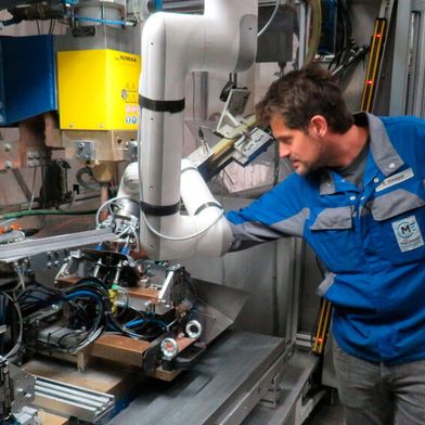 The solution from Igus improves process stability and workplace ergonomics in everyday manufacturing. (Image:Igus)