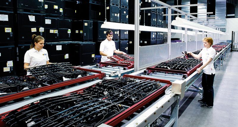 Nach dem Reinigungsvorgang werden die Kunststoffbauteile zur Lackierstation transportiert. (Bild: Almig)