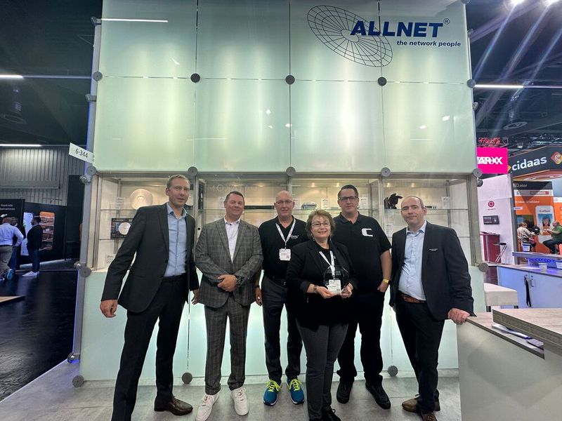 Anja Gondolf und Yogi Schneider (3. v. l., 21unity) erhalten von Clavister den Preis 