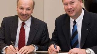 Bei der Lizenzvereinbarung zwischen Evonik und Akzo Nobel zur Nutzung der Cyanwasserstoff-Herstellungstechnologie: Gregor Hetzke, Leiter Evonik-BU Performance Polymers und Robert Margevich, President of Akzo Nobel Functional Chemicals  (Bild: Evonik)