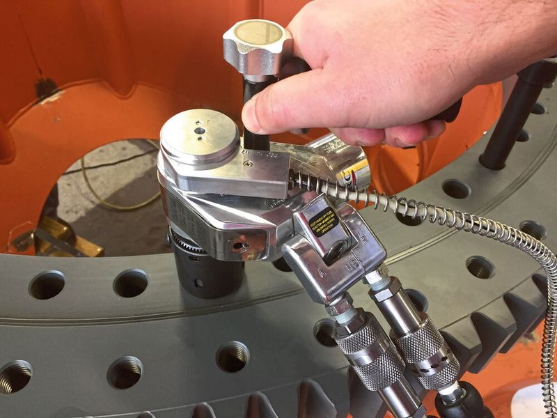 Das streckgrenzgesteuerte Anziehverfahren benötigt kleinere Schrauben, damit kann der Kugeldrehkranz kleiner ausgelegt werden. (Bild: AdSV)