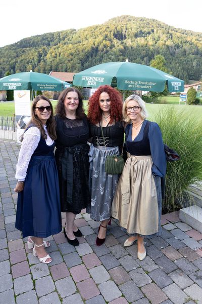 Schic in Tracht für den Abend bereit: (v. l.) Alexandra Breuer, Lilli Kos, Besa Agaj, Stephanie Steen (alle IT-BUSINESS) (Bild: Hans Breitenfellner)