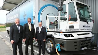 V.l.n.r. Jürgen Maidl, Leiter Logistik BMW Group, Kurt J.F. Scherm, Geschäftsführer Scherm Gruppe und Hermann Bohrer, Leiter BMW Group Werk München. (Foto: BMW Group)