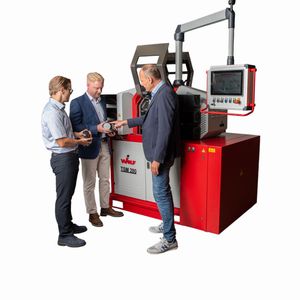 Für die neue Generation der Rundtaktmaschine TSM 280 setzt Wolf Maschinenbau auf hybride Antriebstechnik von AMK Motion. Diese kombiniert zentrale und dezentrale Antriebslösungen, um die Vorteile beider Konzepte zu nutzen. (Bild: AMK Motion)