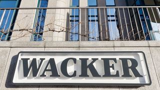 Der Chemiegigant Wacker beherrscht den Markt für den Computerchip-Rohstoff Silizium. Dennoch melden die Münchener jetzt, dass sie mit Umsatzrückgängen kämpfen. Ein Grund dafür kommt einmal mehr aus China. (Bild: Wacker Chemie)