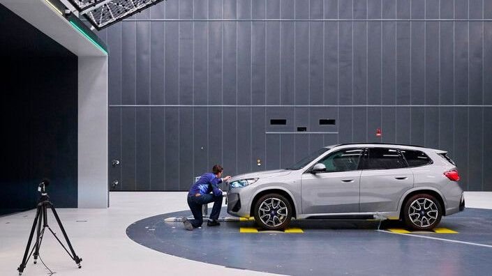 Messungen im neuen Aeroakustik Windkanal der BMW Group.(Bild:  BMW)