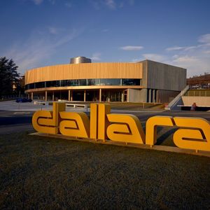 Der Dallara Stradale wurde am 16. November 2017, dem 81. Geburtstag des Unternehmensgründers Giampaolo Dallara, präsentiert. 